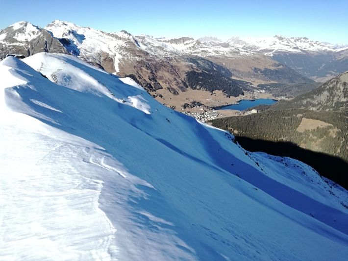 Blick vom Brämabüel (2491 m, Davos, GR) zum Davosersee. Vor dem Jahreswechsel lag auch hier nur wenig Schnee. Nordseitig lag wohl etwas Schnee bis zur Waldgrenze, südseitig war es aber bis in Lagen um 2500 m aper (Foto: SLF/ A. Bodisch, 30.12.2016).