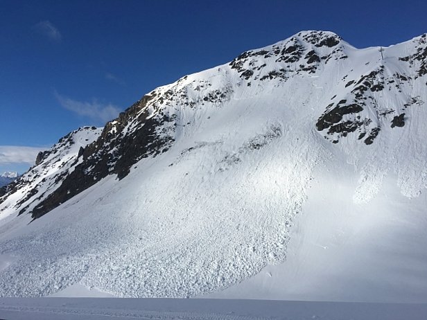 Photo 7: Avalanche de plaque de neige de taille „moyenne“ qui s’est déclenchée spontanément le soir du 13 mai au Schafläger (Davos, GR) lors de la première humidification. Elle s’est décrochée dans la couche fragile supérieure et a entraîné par la suite parfois tout le manteau neigeux. La pente concernée était exposée au nord-est et se trouvait à 2600 m d’altitude à proximité immédiate du champ d’expérimentation du Weissfluhjoch (photo: SLF/J. Glover, 14.05.2017).