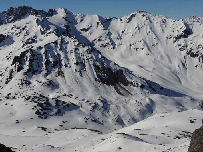 Nasse Locker- und Schneebrettlawinen im Dischmatal (Davos, GR). Teilweise rissen sie Schutt mit und wurden am Hangfuss als Schnee-Schuttgemisch abgelagert, was die Permafrostbildung begünstigt (Foto: SLF/M. Phillips, 27.05.2017).