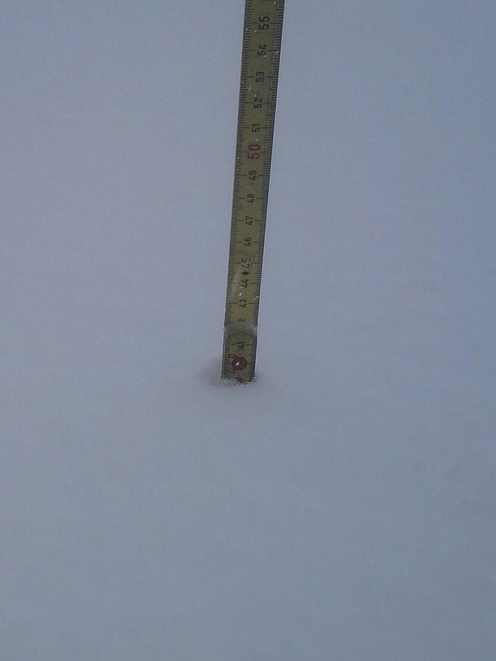 Im Mittelallalin auf 3450 m (Saas-Fee, VS) wurden 40 cm Neuschnee gemessen (Foto: P. Schneiter, 11.08.2017).