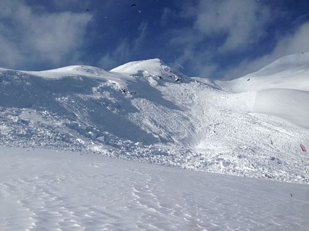 Abb. 25: Fernausgelöste Lawine mit einem Bruch im schwachen Altschnee. Gebiet Camaner Alp (2300 m, NE), Safiental, GR (Foto: C. Monsch, 18.01.2015).