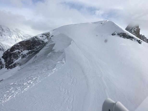 Abb. 6: Durch Sprengung ausgelöste Lawine an der Nordflanke der Pointe de Darbonneire (3421 m, Evolène, VS). Die Lawine ist ein Indiz, dass tiefe Schichten der Schneedecke zumindest mit grosser Zusatzlast noch teils störanfällig waren (Foto: P.-A. Sierro, 24.03.2017).
