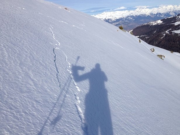 Abb. 2: Beim Betreten des Hanges bildete sich, begleitet von einem Wummgeräusch, ein Riss in der Schneedecke. Das schwache Schneedeckenfundament ist kollabiert und der Bruch hat sich in den ganzen Hang hinein fortgepflanzt. Die Schneetafel glitt nicht ab, da der Hang relativ flach war. Die Auslösebereitschaft von Schneebrettlawinen im Altschnee blieb vor allem im südlichen Wallis, wie hier im Gebiet Siviez-Nendaz, über lange Zeit hoch (Foto: X. Fournier, 10.01.2014).