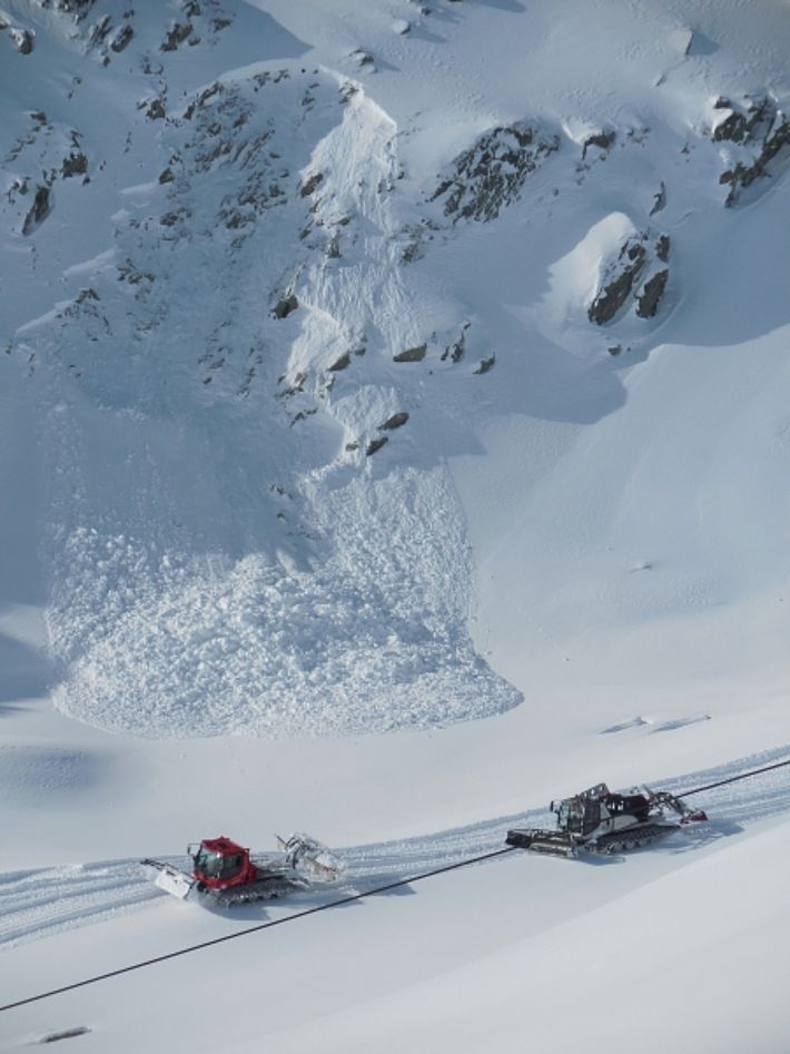 Diese Schneebrettlawine (Exposition Ostnordost, 2550 m) wurde von Pistenfahrzeugen bei der Auffahrt in Lai Alv (Disentis/Munstér, GR) fernausgelöst. Es handelte sich um einen Altschneebruch (Foto: SLF/L. Dürr, 17.01.2017).
