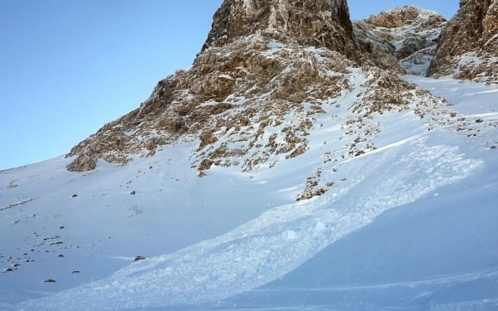 Die Lawinen lösten sich häufig in Nordhängen, Mulden und an Übergängen von wenig zu viel Schnee (Nordhang, 32°, 2200 m, Casanna, Klosters-Serneus, GR; Foto: SLF/E. Hafner, 06.01.2017).