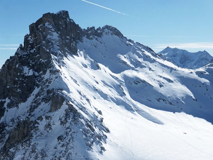 Steile Skispuren und auch eine kleine Lawinen konnten am vergangenen Wochenende auch im Bedretto-Gebiet beobachtet werden. Im Bild die Nordostflanke des Poncione di Cassina (2859 m, TI; Foto: F. Rota, 22.01.2017).