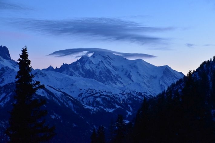 Le fort vent d'ouest a formé les nuages soufflés (Altocumulus lenticularis) sur le Mont Blanc (4808 m, Vallée de Chamonix-Mont-Blanc, France; photo: J.-L. Lugon, 22.02.2017).