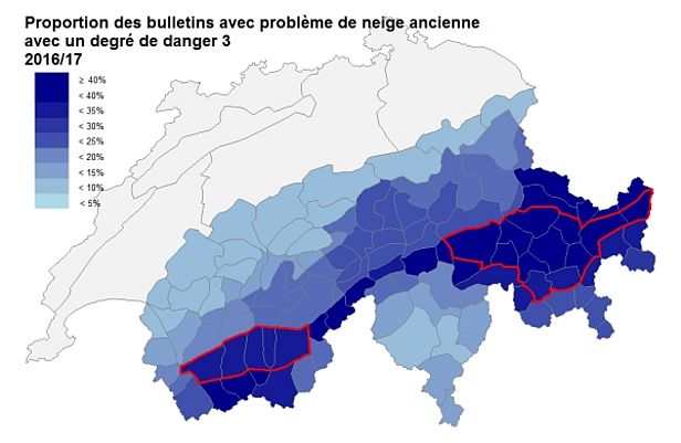 Fig. 36: Pourcentage des bulletins d’avalanches avec le degré de danger 3 (marqué) et le problème de la neige ancienne comme danger principal (seul, ou en combinaison avec d’autres problèmes avalancheux). Pendant l’hiver 2016/2017, ce ne sont pas uniquement les régions intra-alpines du Valais et des Grisons (entourées en rouge) qui ont été touchées par le problème de la neige ancienne, mais aussi de larges parties du sud du Valais, du centre de la crête principale des Alpes ainsi que des Grisons (surfaces bleu foncé).