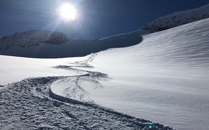 Lockerer Neuschnee und Wind prägten die Schneeoberfläche am Samstag, 25.02. am Oberalpstock (Silenen, UR), was an den zahlreichen kleinen Dünen erkennbar war. Abseits der Kammlagen, fand man traumhafte Abfahrtsbedingungen (Foto: P. Degonda).