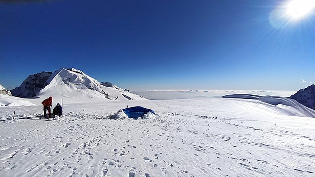 Die Autoren bei der Entnahme eines Firnkerns auf 5800 m Höhe im Langtang-Tal in Nepal, um den jüngsten Eiszuwachs ermitteln, November 2019. (Foto: Evan Miles)