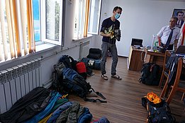 Pascal Buri remet l’équipement de terrain offert par le personnel du WSL au professeur Kayumov, directeur du Glacier Research Center (GRC). Photo : A. Jouberton