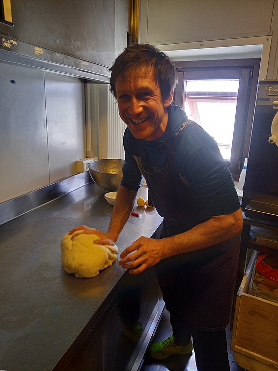 Baking as "punishment"! Swiss braided bread is too bland for my French and Italian colleagues, so I add more sugar, lemon zest, butter and raisins and call it brioche. (Photo: Matthias Jaggi / SLF)