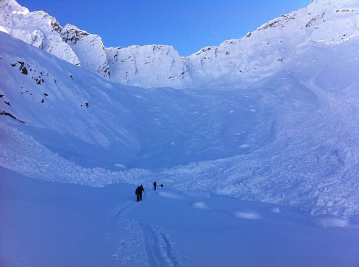 Photo 1: Le dimanche 27 novembre, ce groupe de randonneurs a rencontré plusieurs avalanches fraîches simultanées dans le Val Bedretto, TI. Venant de gauche, une avalanche de glissement et, de droite, une avalanche de taille moyenne qui s’est vraisemblablement déclenchée spontanément avec une rupture à environ 2400 m (photo: P. Mächler, 27.11.2016).