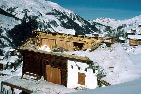 Abb. 1: Zerstörtes Gebäude im Lawinenwinter 1999 (Foto: Archiv SLF).