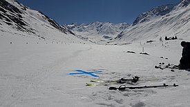 Using biodegradable paint spray, the researchers mark several points for precise orientation of the surface model. (Photo: Yves Bühler / SLF) 