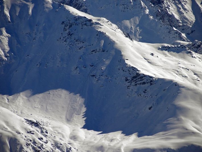 Die in der Bildmitte ersichtliche kleine Schneebrettlawine an der Nordflanke des Chrachenhorns (2891 m, Davos, GR) löste sich am Samstag, 25.02. spontan. Der Anriss liegt auf ca. 2600 m und ist 40 m breit, die Lawine erreichte eine Länge von 400 m (Foto: SLF/Th. Stucki).