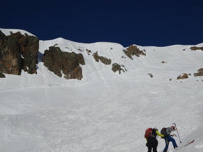 Schon etwas älterer Anriss einer Schneebrettlawine am Giglistock (2897 m, Innertkirichen, BE) (Foto: U. Berni, 28.05.2017).