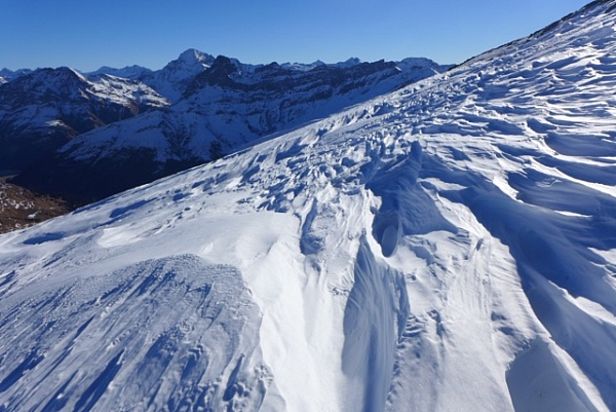 Abb. 8: In der Ostflanke des Wenglispitzes (2841 m, Rheinwald, GR) zum Beispiel war die Schneeoberfläche stark vom Wind erodiert, wie die Zastrugi im Bild zeigen. Ganz im Hintergrund ist der Pizzo Tambo (3279 m) zu erkennen (Foto: U. Ziswiler, 30.12.2016).