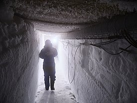 Trip to the underground seismograph, part of the Global Seismographic Network . This is located almost 15 metres below the snow surface in a snow bunker, where the temperature remains constant in summer and winter. (Photo: Matthias Jaggi / SLF)