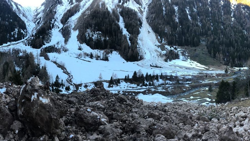 Frühlingssituation mit teils grossen nassen Lawinen, zunehmend auch aus Nordhängen