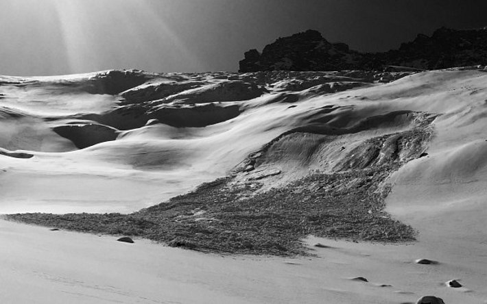 Zu Beginn dieser Berichtsperiode waren die Lawinen der vorangehenden Woche noch allgegenwärtig. Spontane Schneebrettlawine, abgegangen im schwachen Altschnee auf dem Schwärzegletscher in Zermatt, VS (Foto: H. Lauber).