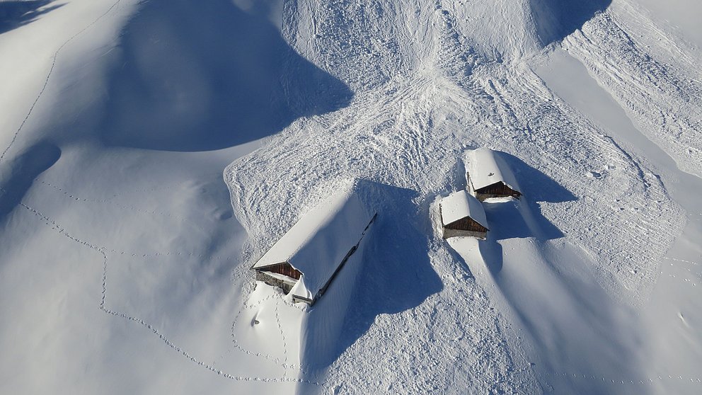 Beaucoup de neige fraîche sur de la neige ancienne fragile: grand cycle d’avalanches et beaucoup d’accidents d’avalanche