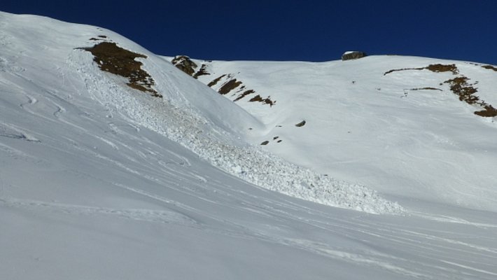 Im Gebiet um den Furkapass wurden Gleitschneelawinen beobachtet, wie ein Foto von einem Südosthang auf ca. 2030 m zeigte (Realp, UR; Foto: C. Glanzer, 17.02.2017).