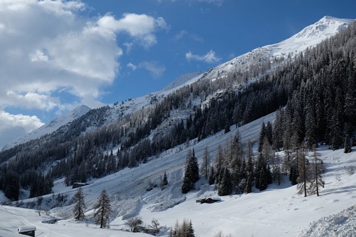... und reichten bis ins Dischmatal hinab. Sie stiessen zum Teil über die gesperrte Langlaufloipe und in den Dischmàbach vor (Foto: SLF/M. Bründl, 10.03.2017).
