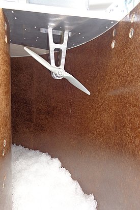 Ein Propeller erzeugt den Luftstrom im Ringwindkanal (Foto: Archiv SLF). 