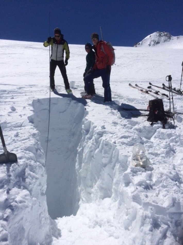 Schneearmer Winter? Auch wenn das Profil 4 m tief ist, zeigt die Massenbilanz auf dem Ghiacciao del Basòdino (Cevio, TI) trotzdem, dass diesen Winter 10% weniger Schnee akkumuliert wurde als im langjährigen Mittel (Foto: G. Kappenberger, 09.05.2017).