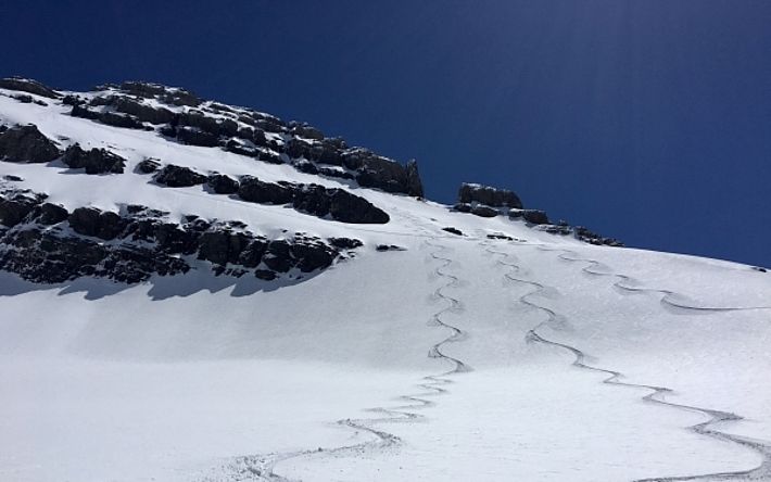 Des bonnes conditions de ski vers la Tour Sallière (3220 m, Evionnaz, VS; photo: J.-L. Lugon, 22.04.2017).