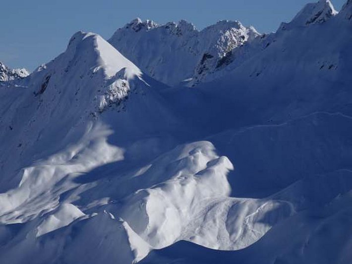 Etwas ältere Lawinen und frische Skispuren im Val Cavagnoli, oben links Poncione di Val Piana, Bedretto, TI (Foto: T. Schneidt, 27.11.2016).