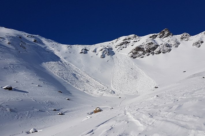 Abb. 1: Bei der Einfahrt in eine Variantenabfahrt am 20.01. fernausgelöste Lawinen am Parpaner Schwarzhorn (2600 m, E), Tschiertschen, GR (Foto: S. Cavigelli).