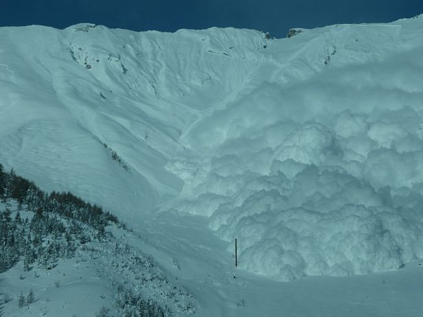 Abb. 29: Gesprengte Lawine im Testgelände des SLF im Vallée de la Sionne (Arbaz, VS). Der Messmasten (untere Bildmitte) ist 19 Meter hoch (Foto: SLF/automatische Kamera, 18.01.2016).