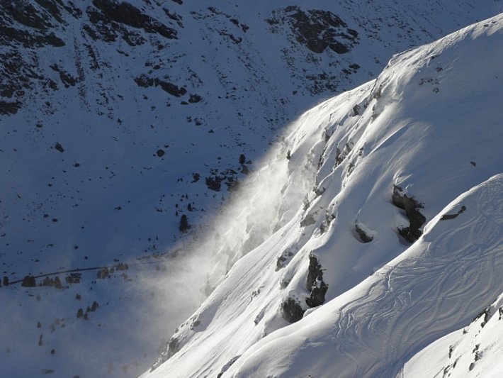 Der Südföhn verfrachtete am Sonntag, 30.04, vor allem in den typischen Föhngebieten den Neuschnee der letzten Berichtsperiode (Flüelatal, Davos, GR; Foto: SLF/Th. Stucki).