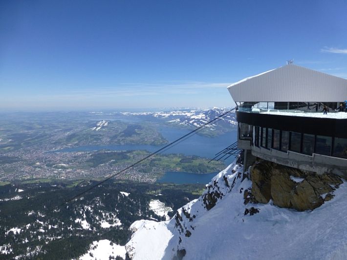 Blick vom Pilatus (2118 m, Hergiswil, NW) auf den Vierwaldstättersee und Luzern. In der letzten Berichtsperiode schneite es weit herunter, selbst am Sonntag, 30.04 gab es auf 800 m noch letzte Schneereste (Foto: SLF/G.Darms).