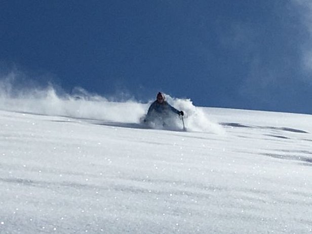 Abb. 3: Bester Pulverschnee in der Abfahrt vom Sassauna (2307 m, Grüsch, GR) am Samstag, 29.04. (Foto: R. Kühne).