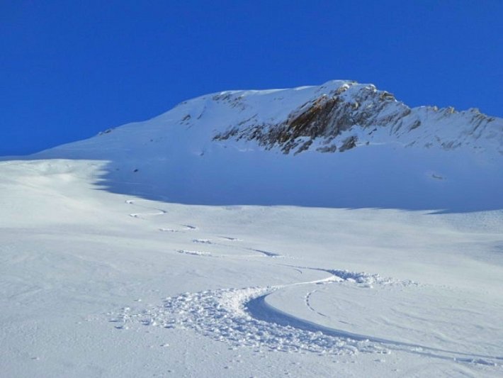 Und die anschliessende lohnende Abfahrt (Mittelrück 3363 m; Foto: D. Rügg, 24.12.2016).