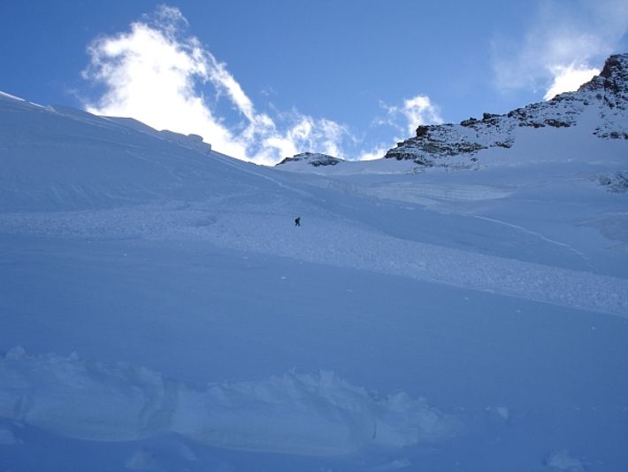 Schneebrettlawine, die am Samstag, 15.10. am Allalinhorn (Saas Fee, VS) wahrscheinlich von Personen ausgelöst wurde. Abgegangen sind der Neu- und Triebschnee (Foto: D. Supersaxo).