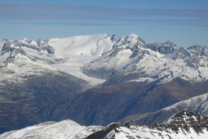 Blick vom Blinnenhorn (Obergoms, VS) zum Galen- und Dammastock mit Rhonegletscher am Samstag, 22.10. Schneeflächen sind nur auf Gletschern im Hochgebirge zusammenhängend (Foto: L. Silvanti).