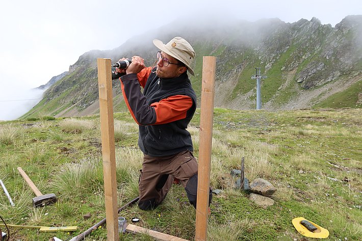 …and a cordless screwdriver. (Photo: Jochen Bettzieche/SLF)