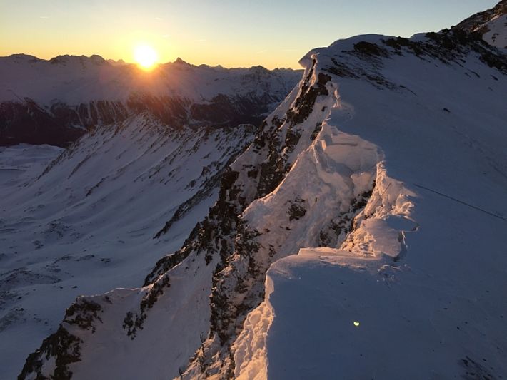 Am frühen Morgen vom Samstag, 11.03. wurden am Term de la Pêsch (2989 m, Samedan, GR) Wächten gesprengt um ihrem spontanen Abbrechen zuvorzukommen und so die Sicherheit im Skigebiet zu gewährleisten (Foto: M. Pasini).