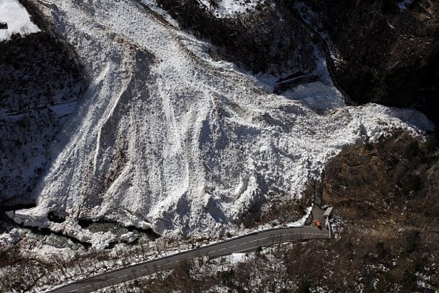 Fig. 1: Dépôt de la Golperlaui au col du Grimsel (Guttannen, BE), qui s’est déclenchée spontanément le 9 mars 2017 à 4 heures du matin et qui a atteint une taille importante. La route a échappé de justesse à l’ensevelissement (photo: A. Henzen, 10/03/2017).