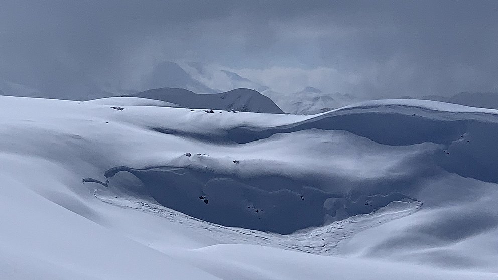 Problème de la neige ancienne et de la neige soufflée: Beaucoup d’accidents d’avalanche