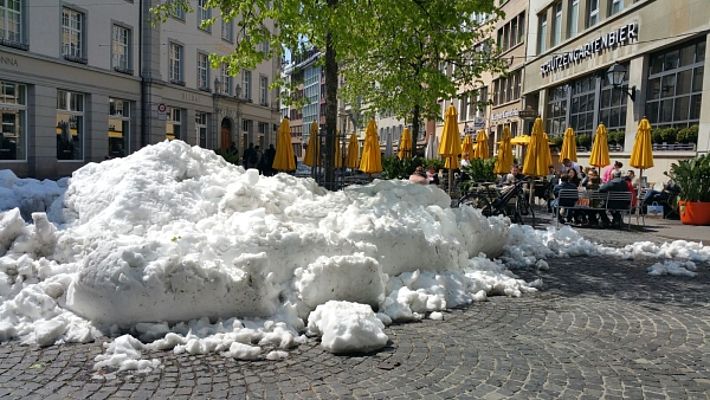 Ungewöhnlich für die Jahreszeit lagen am Samstag, 29.04 in der Innenstadt von St. Gallen noch grosse Schneehaufen (Foto: L. Meier).