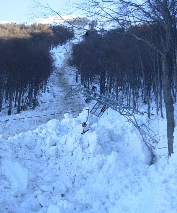Abb. 28: Eine Gleitschneelawine aus dem kammnahen Südwesthang der Cima della Trosa (1869 m), TI,  zerstörte am 07.03.2014 den Skilift, welcher von der Alpe Vegnasca (1422 m) zum Cimetta (1671 m) führt (Foto: P. Paglia).