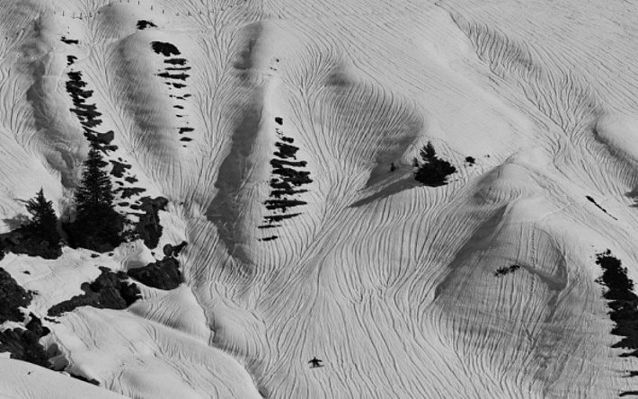 Wunderschöne Abflussrinnen zeigen noch immer den Regen der letzten Berichtsperiode. Hier am First (2184 m, Grindelwald, BE). Entdecken Sie die Person im Bild? (Foto: SOS Team First, 19.03.2017).