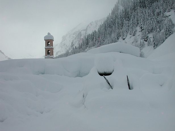 Abb. 11: Der Süden versinkt im Schnee: In Ghirone, Bleniotal, TI, rund 1300 m lag der Schnee meterhoch. Dieses Bild war typisch für die meisten Gebiete des Alpensüdhangs (Foto: G. Valenti, 07.02.2009).