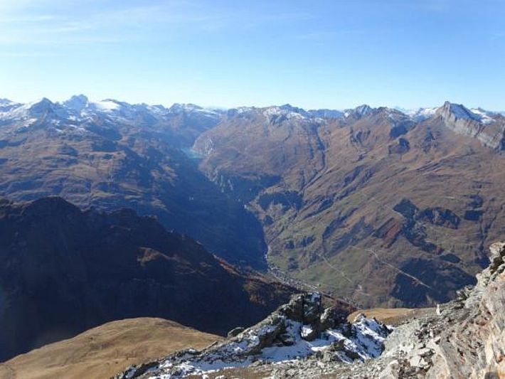 Anfang November: Blick vom Piz Tomül, GR (2946 m) nach Südwesten in die schneefreie Zervreila mit Vals und Zervreilasee (Foto: U. Berni, 01.11.2016).