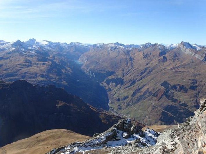 Anfang November: Blick vom Piz Tomül, GR (2946 m) nach Südwesten in die schneefreie Zervreila mit Vals und Zervreilasee (Foto: U. Berni, 01.11.2016).